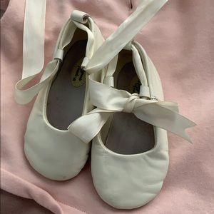 Creme leather toddler SZ 5 ballerina style shoes.